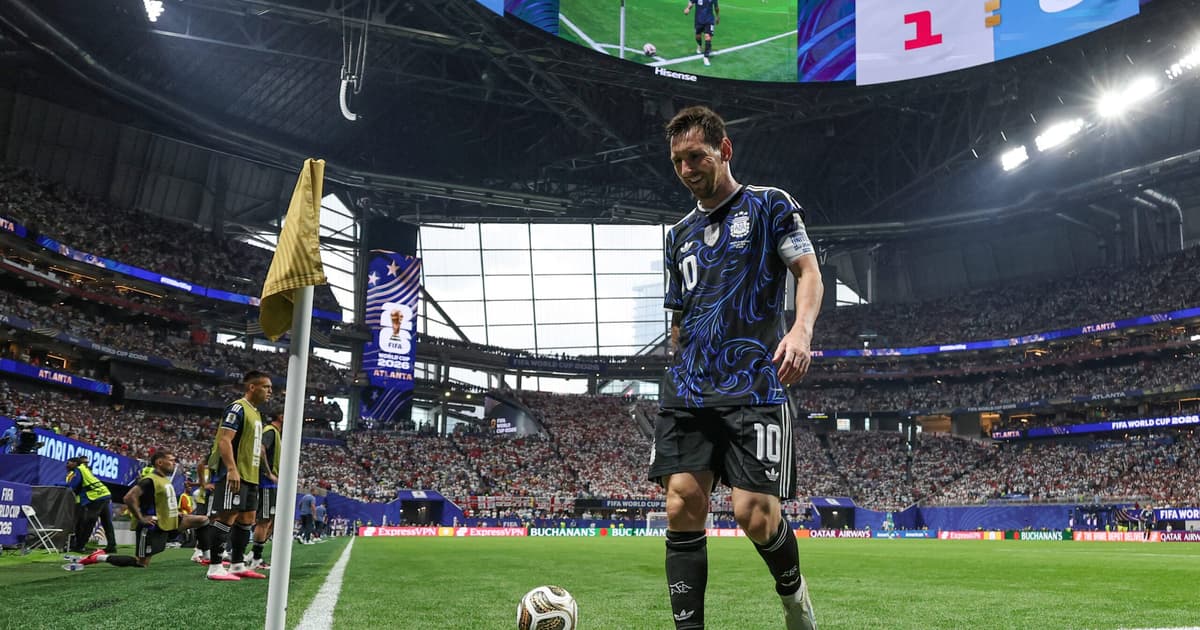 Lionel Messi cobrando escanteio pela Argentina