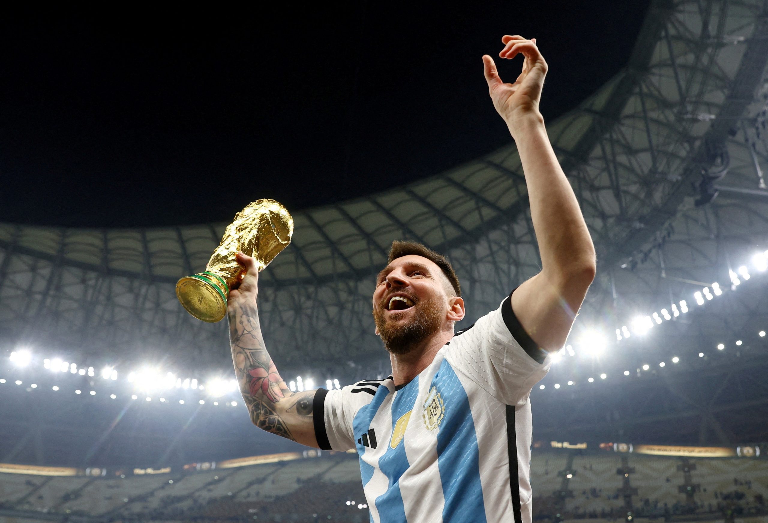 Messi beijando a taça da Copa do Mundo