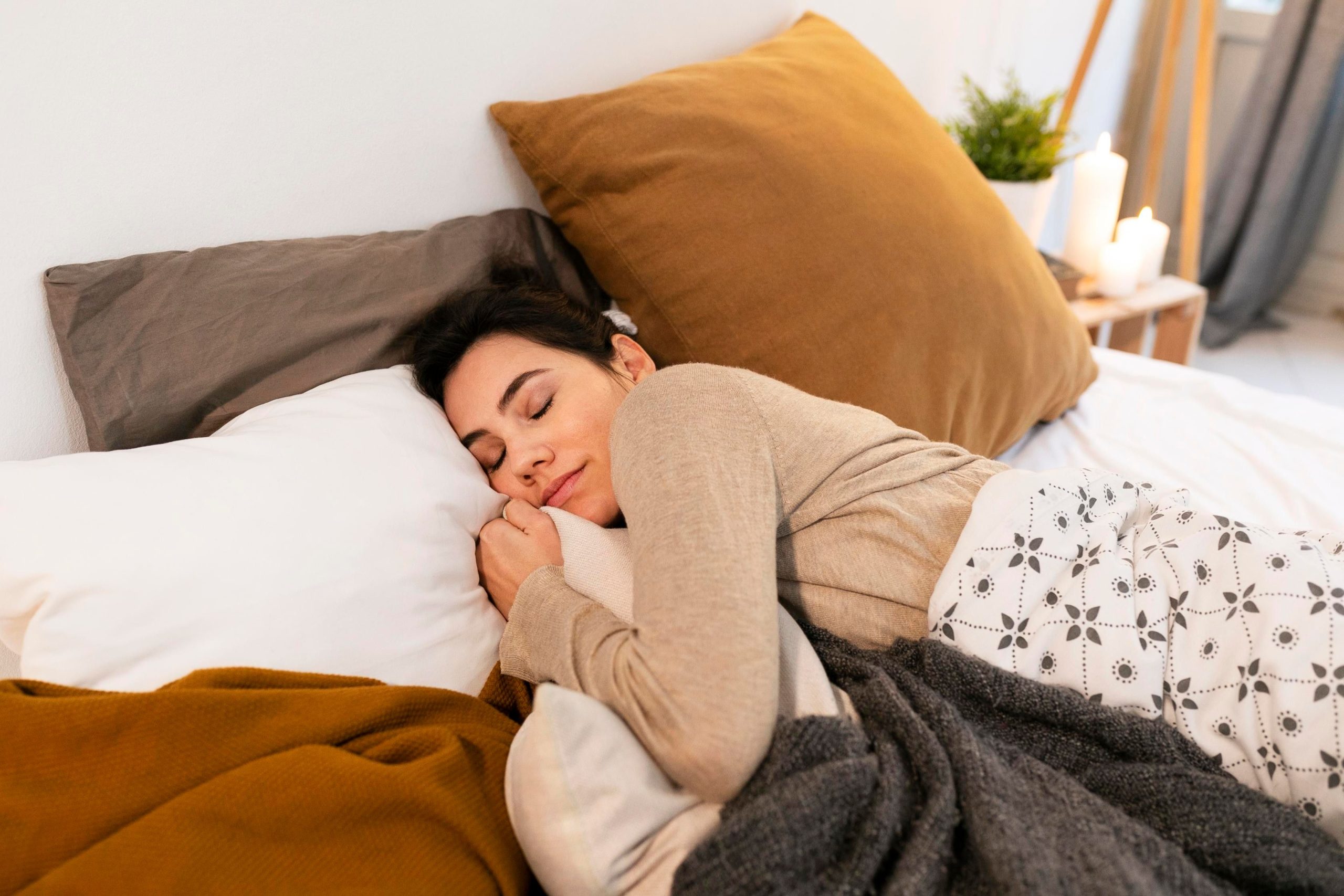 Bolsa de água quente sobre cama com cobertor