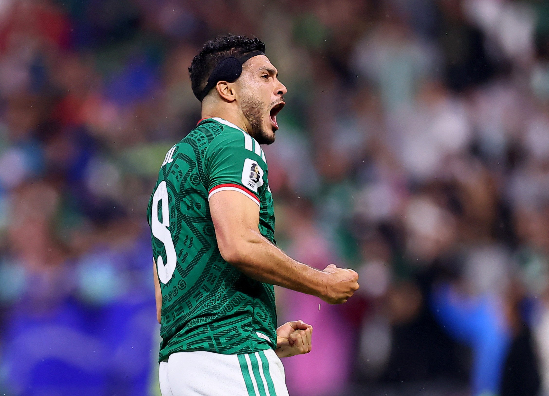 Raúl Jiménez comemora gol do México contra o Equador