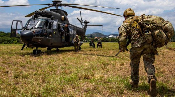 Militares dos Estados Unidos e do Brasil em exercício conjunto