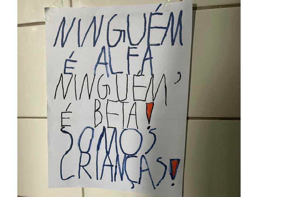 Cartaz contra termos misóginos em escola de São Paulo