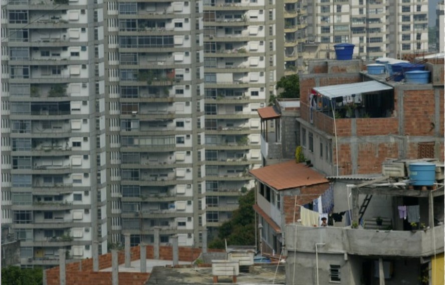 Contraste entre áreas urbanas que retrata a desigualdade social no Brasil