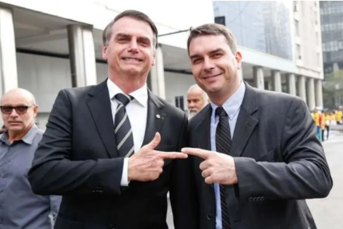 Flávio Bolsonaro durante transmissão nas redes sociais