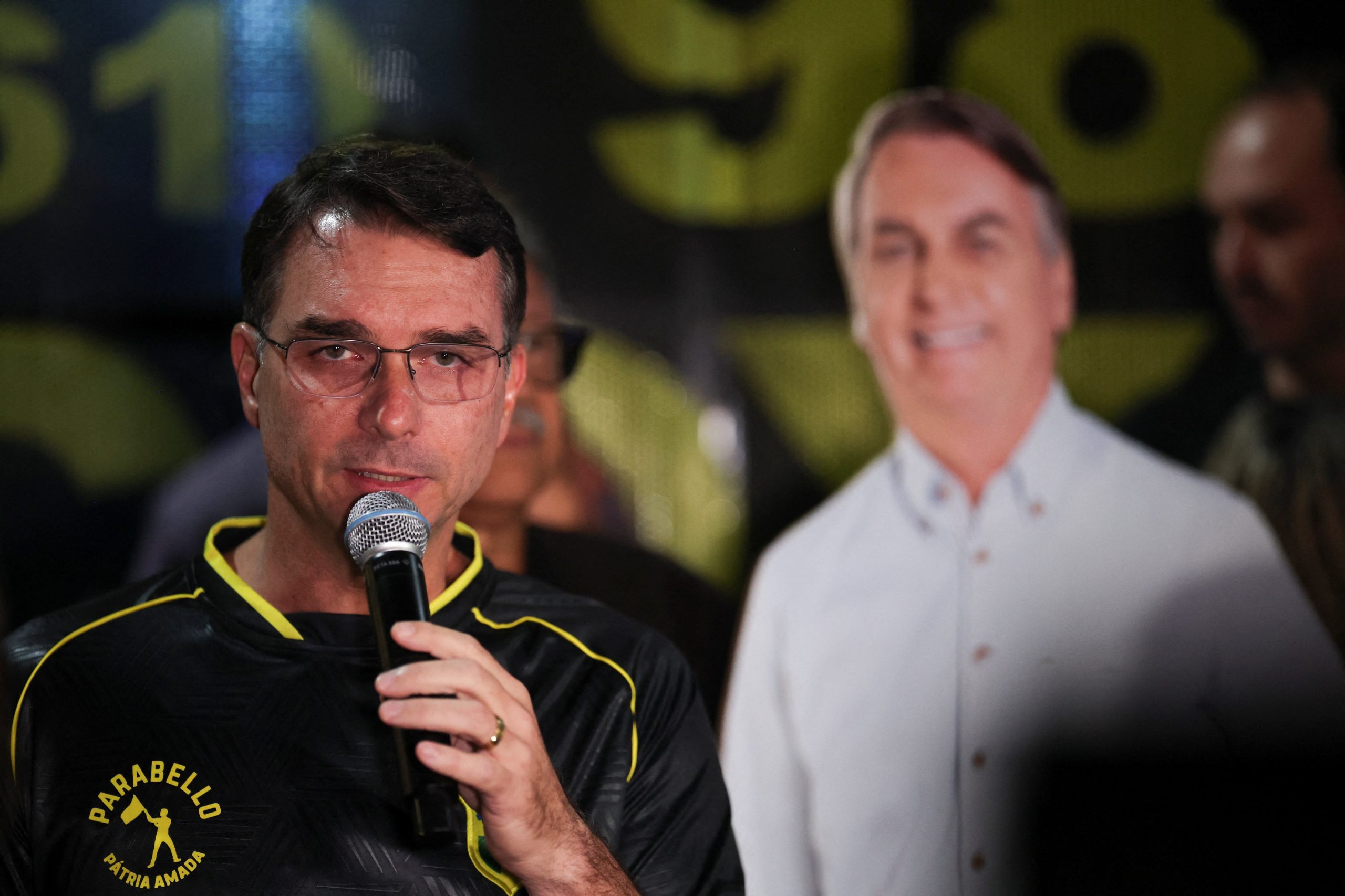 Flávio Bolsonaro durante vigília em Brasília