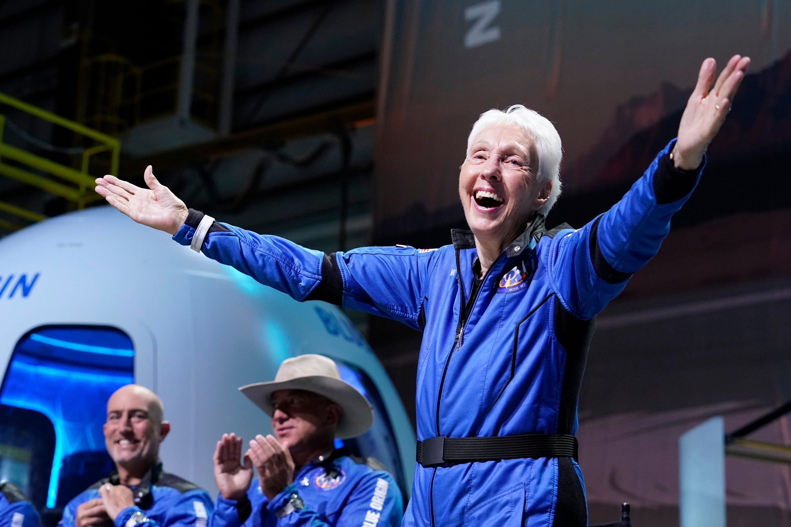 Wally Funk com macacão azul da Blue Origin