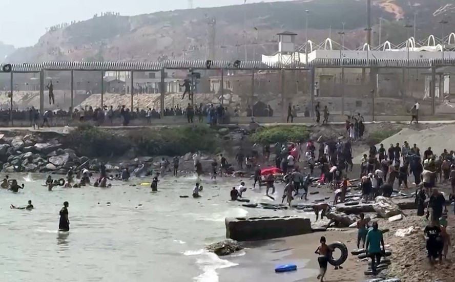 Migrantes chegam à costa de Ceuta após travessia pelo mar