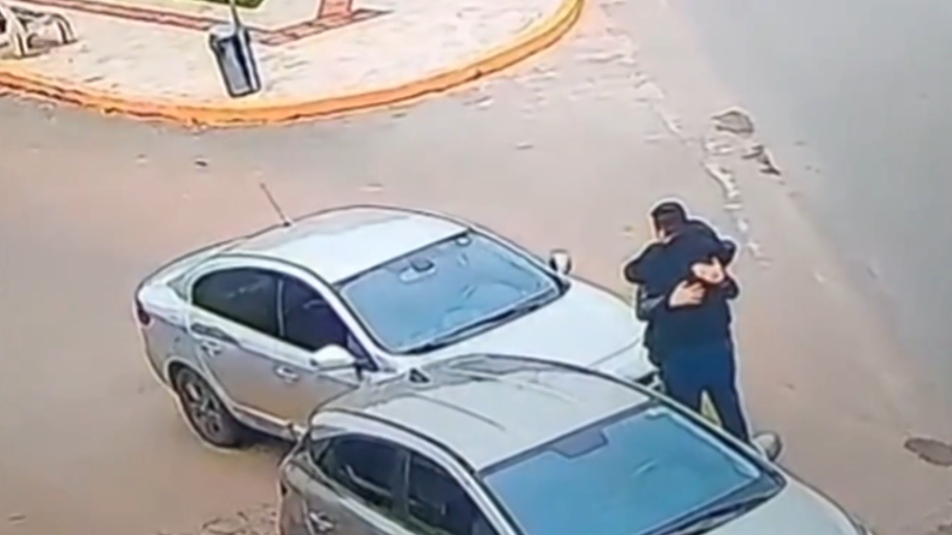 Abraço entre motoristas após batida em Camboriú