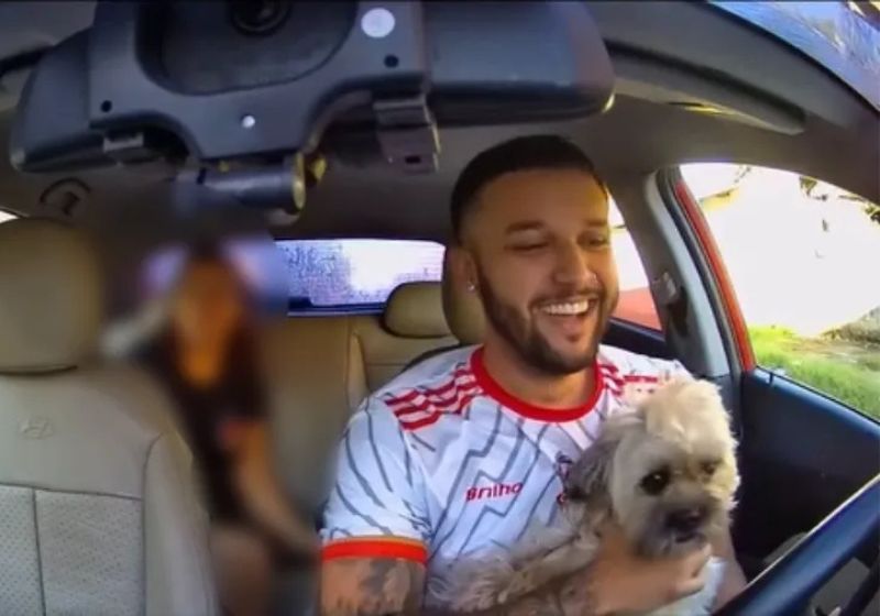 Cachorro Toddynho dentro de carro após resgate no Rio de Janeiro