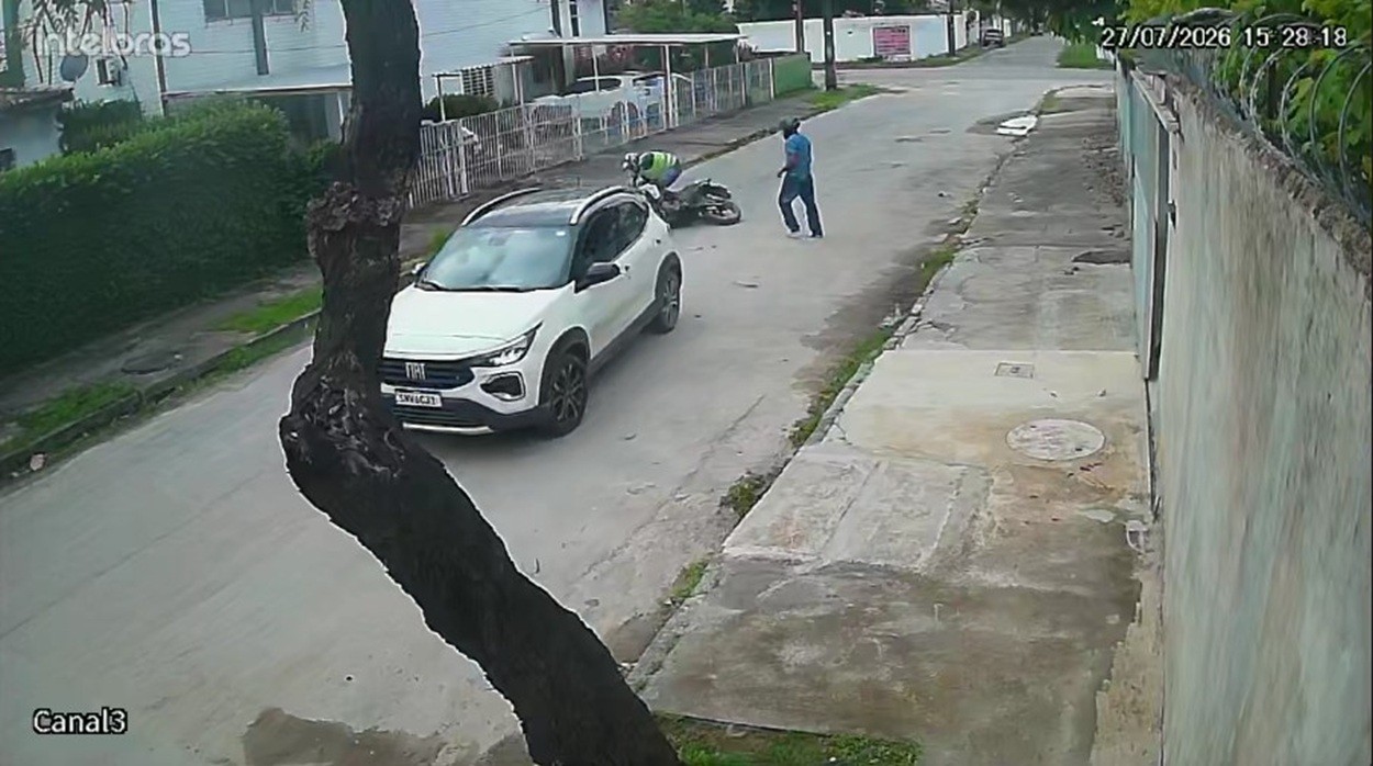 Carro atinge motocicleta durante tentativa de assalto no Recife