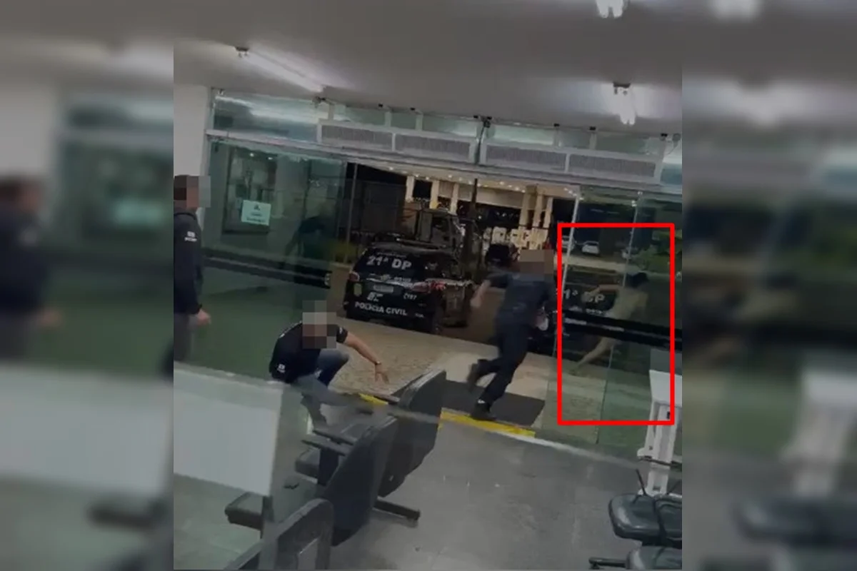 Área de atendimento de delegacia durante ocorrência policial