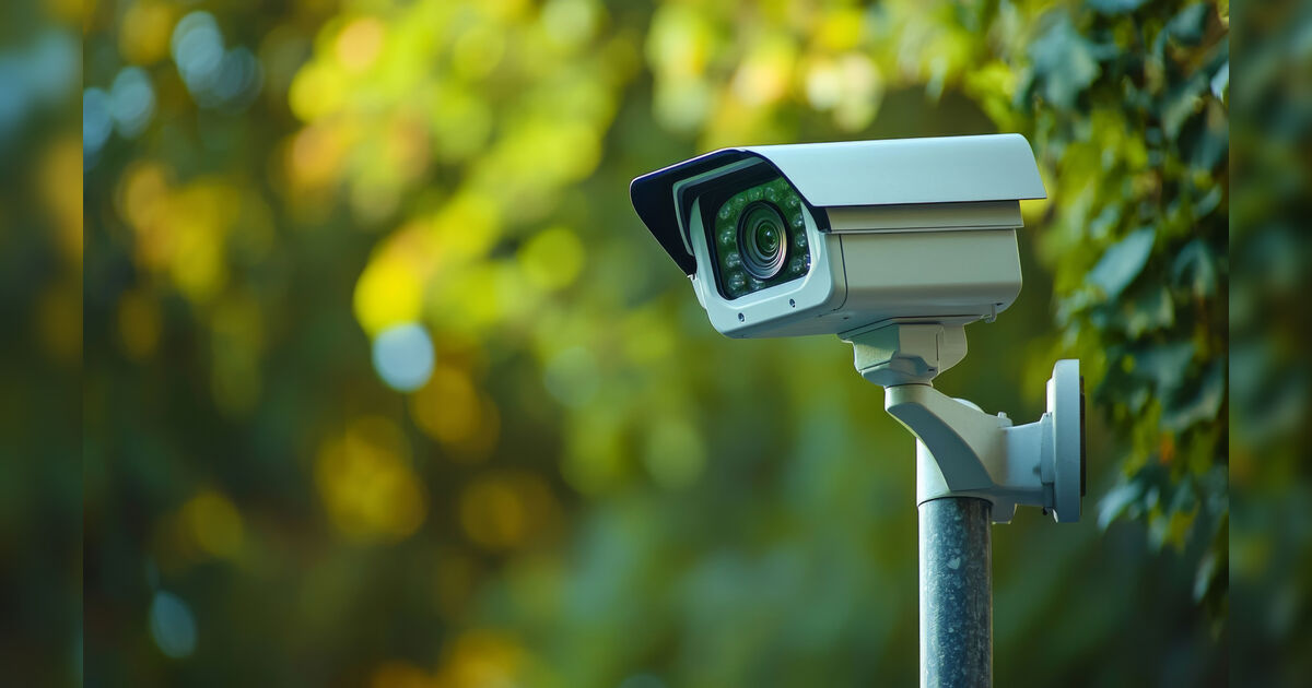 Câmera de monitoramento instalada em poste