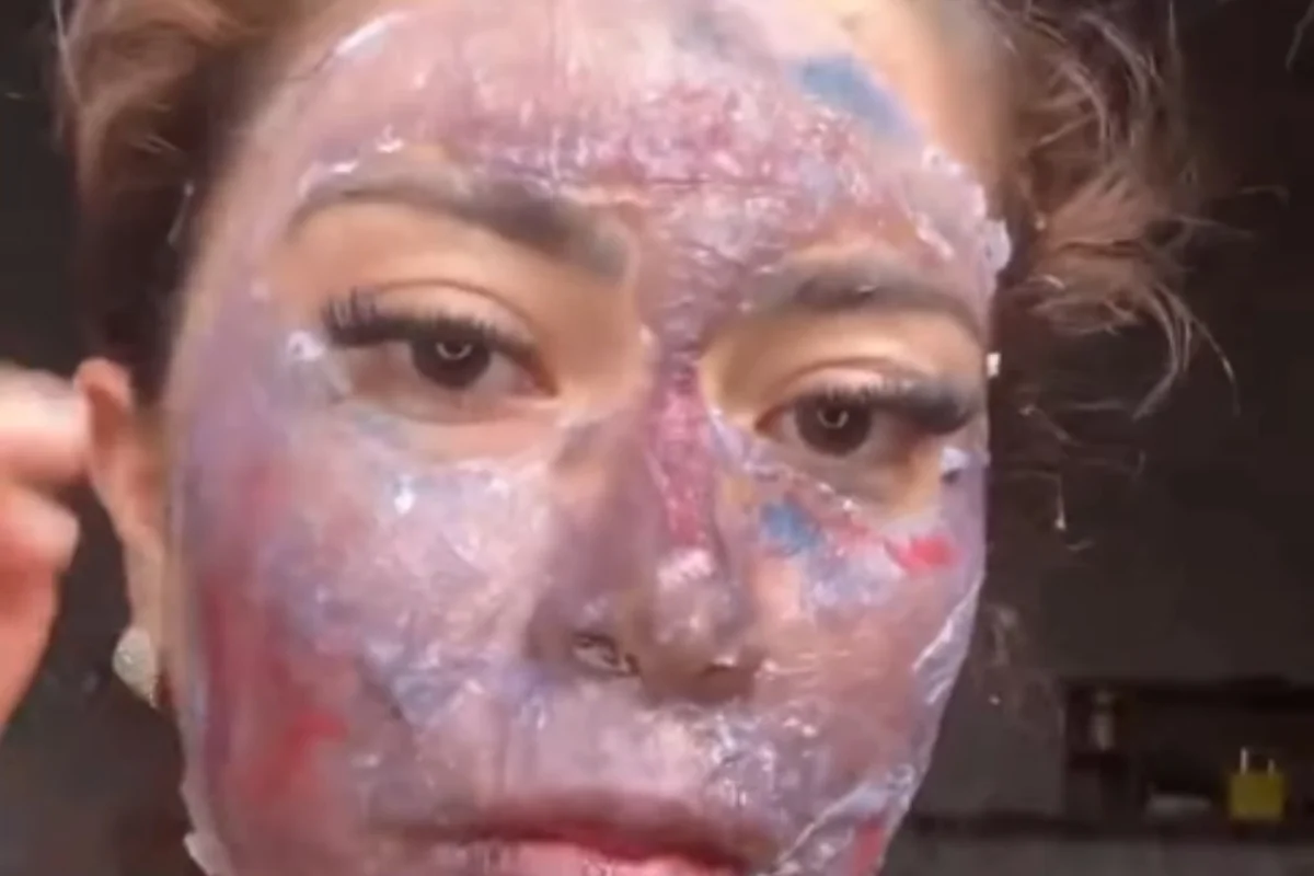 Aurilene Silva durante teste de máscara facial artesanal