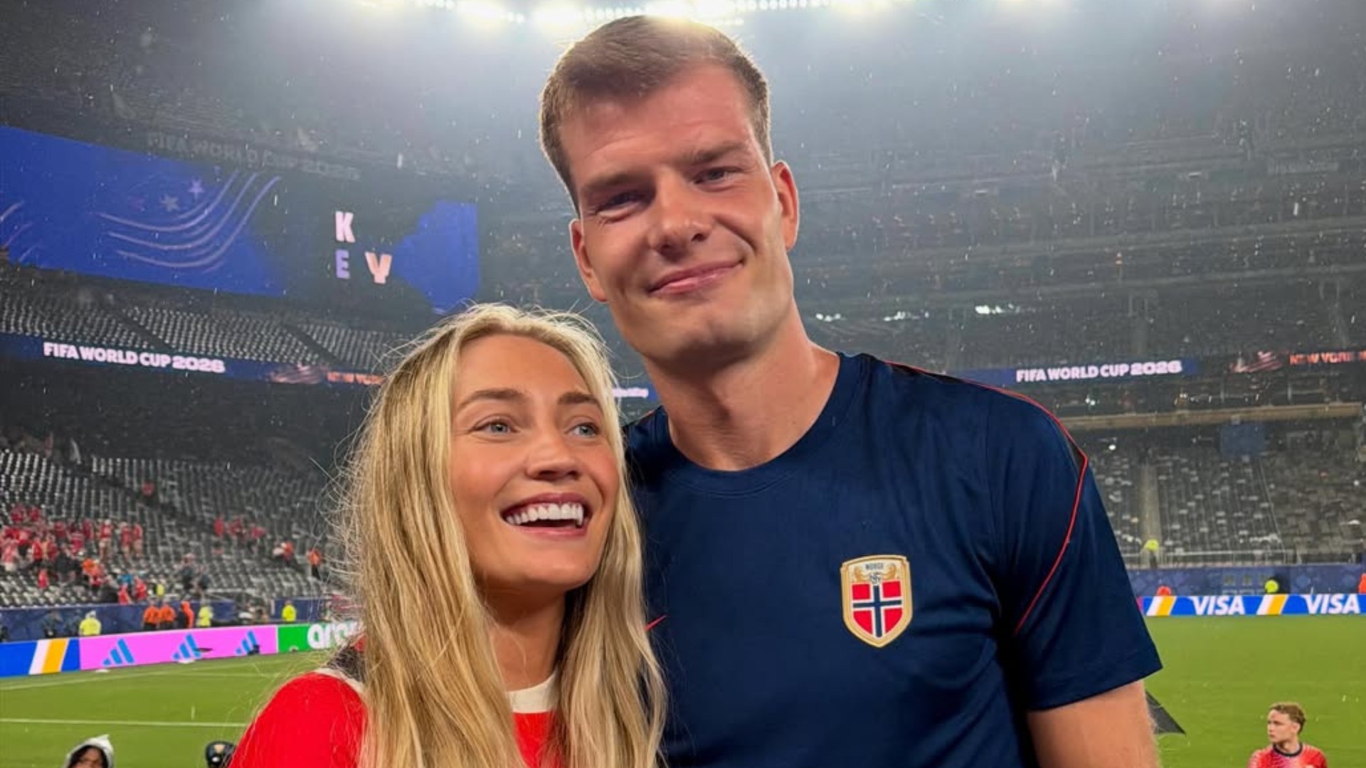 Lena Selnes e Alexander Sorloth durante jogo da Copa do Mundo