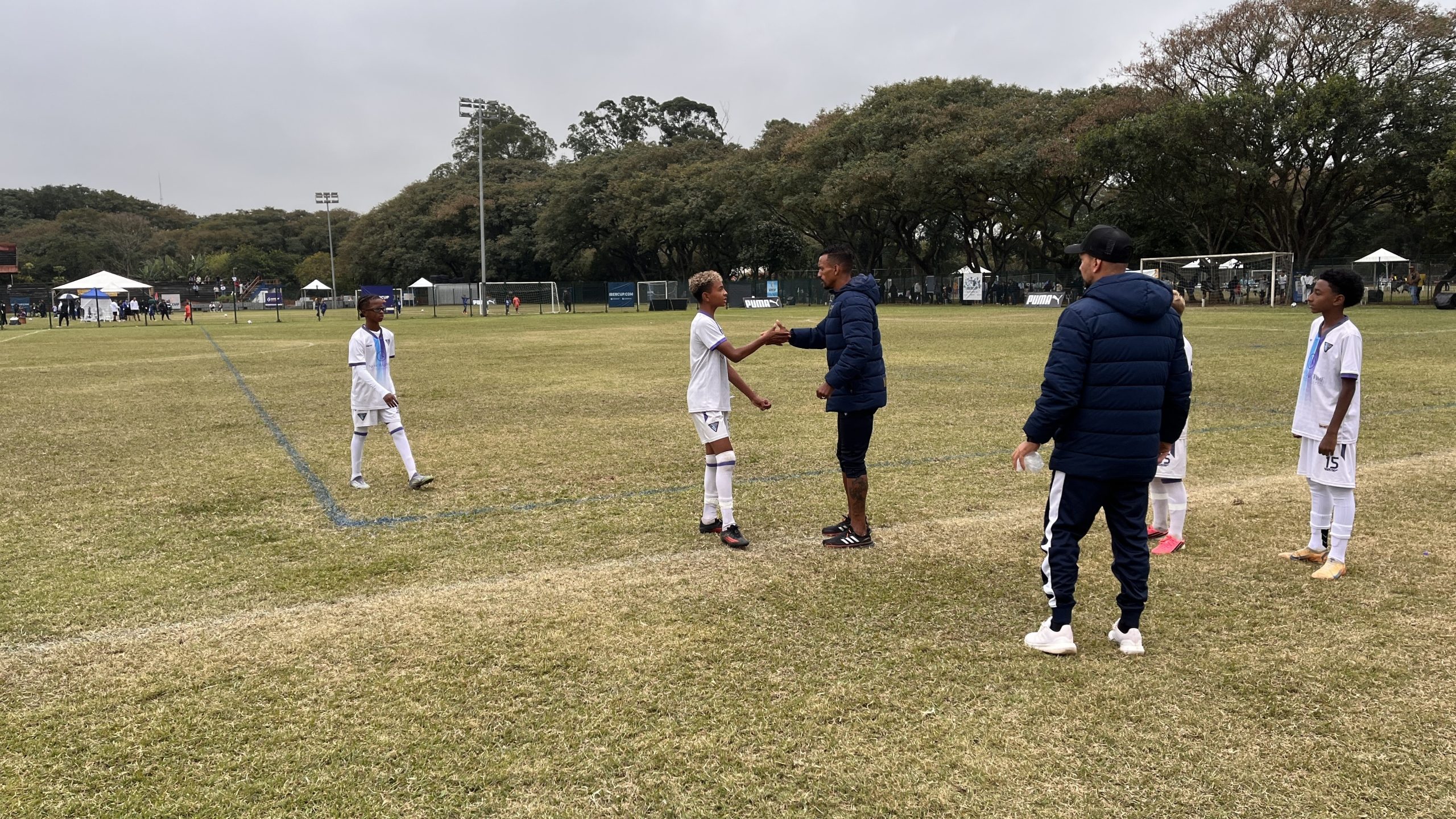 Nani ao lado do filho Lucas durante jogo da IberCup em São Paulo