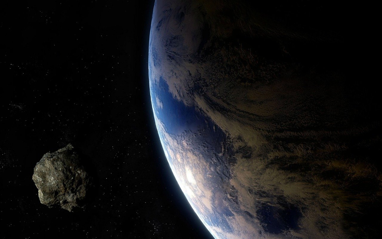 Asteroide no espaço