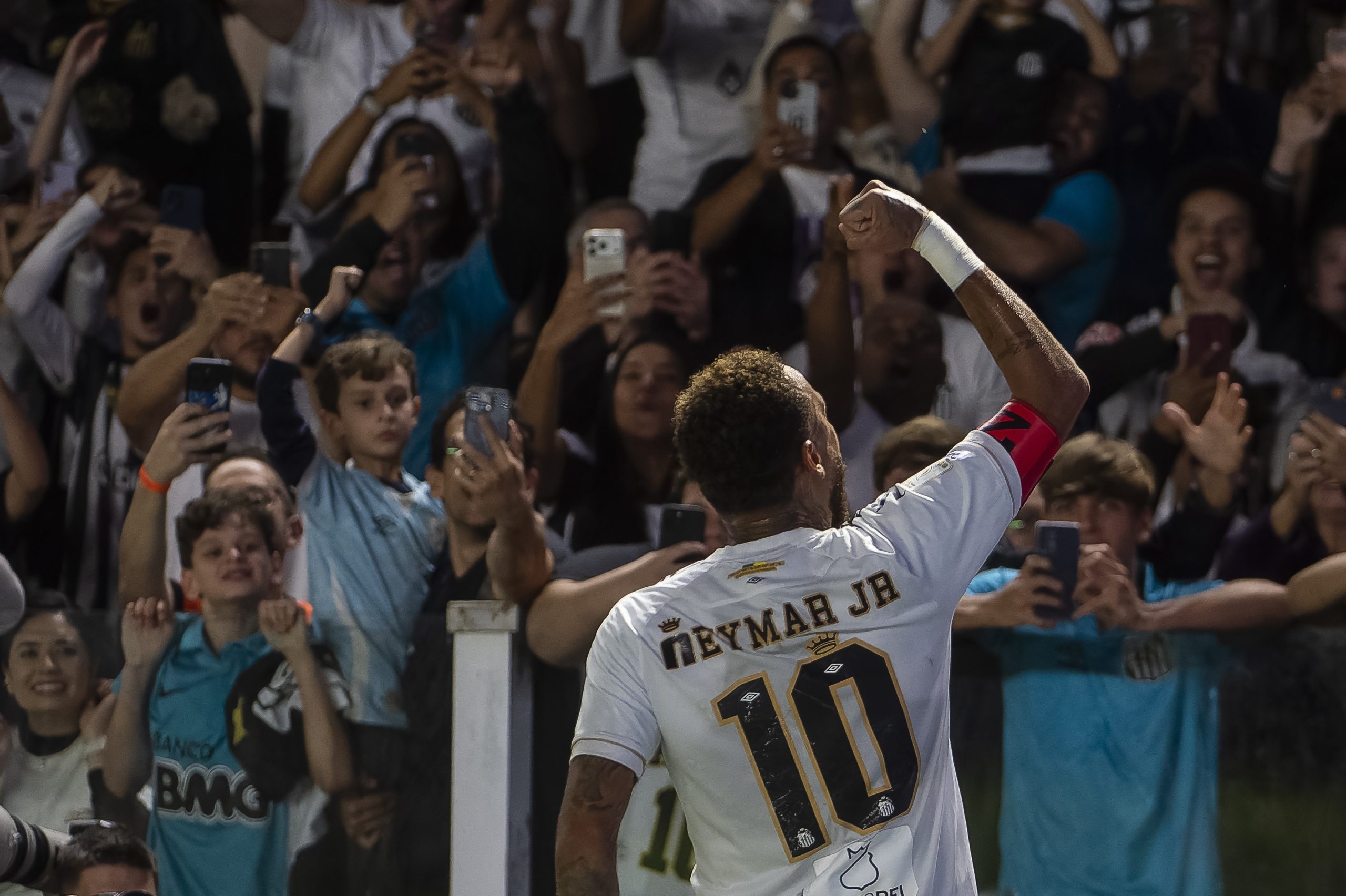 Neymar comemorando gol pelo Santos contra a Chapecoense
