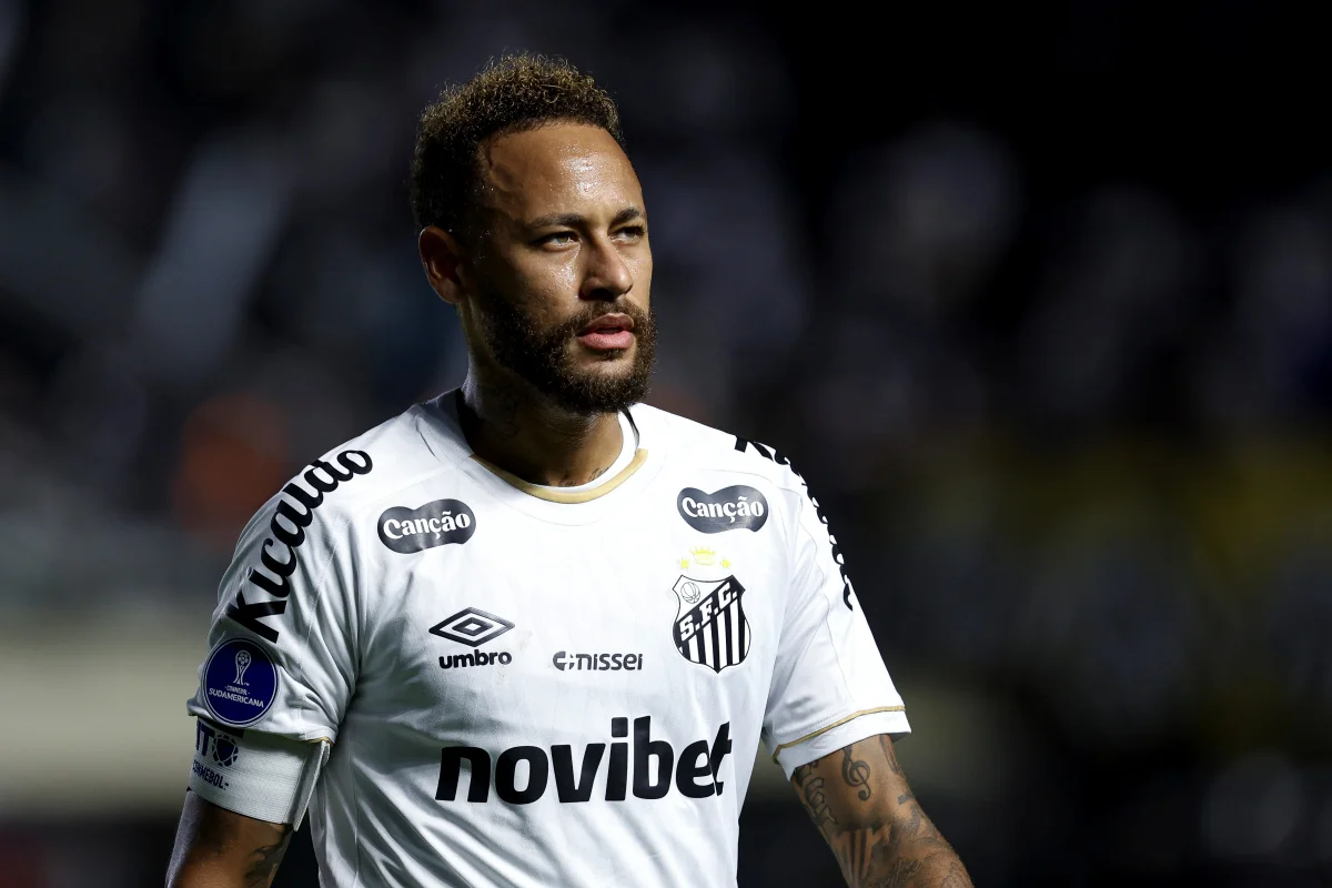 Neymar com uniforme do Santos
