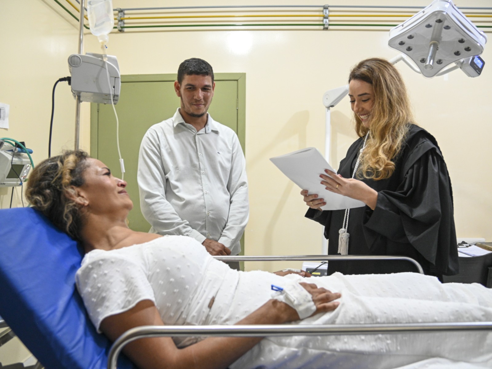 Francisca Mesquita e Francisco Jander durante casamento na emergência de hospital