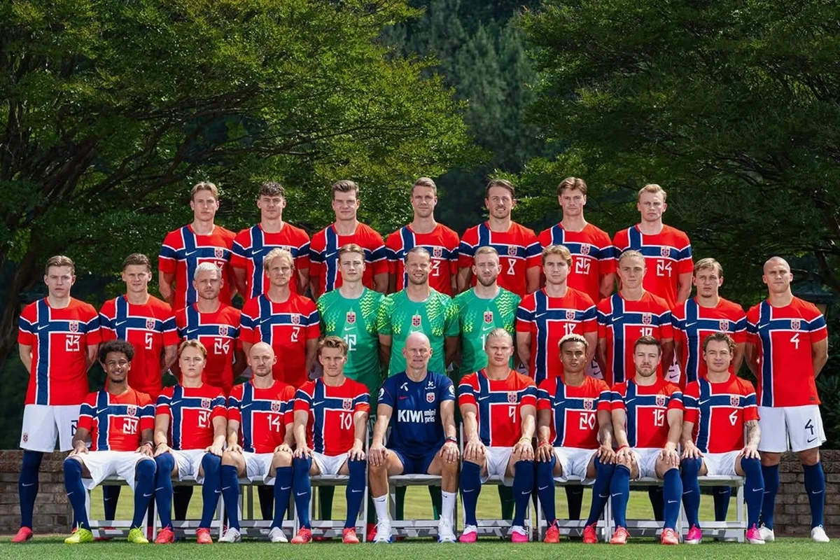 Jogadores da seleção da Noruega reunidos em campo