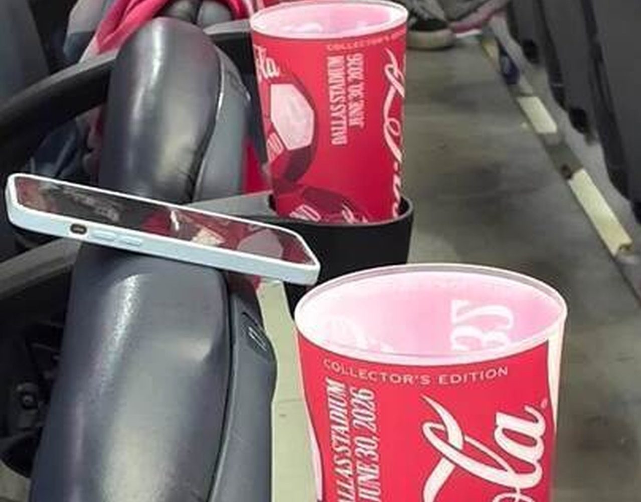 Celular deixado em cadeira de estádio por torcedores da Noruega