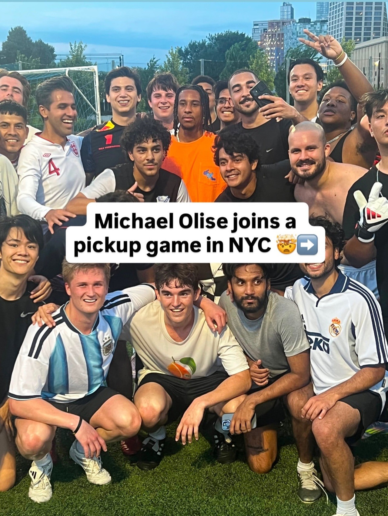 Michael Olise jogando pelada de rua nos Estados Unidos