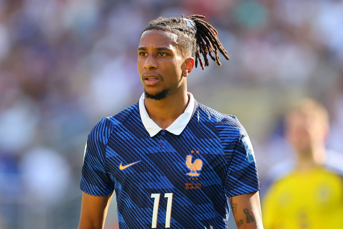 Michael Olise durante partida de futebol