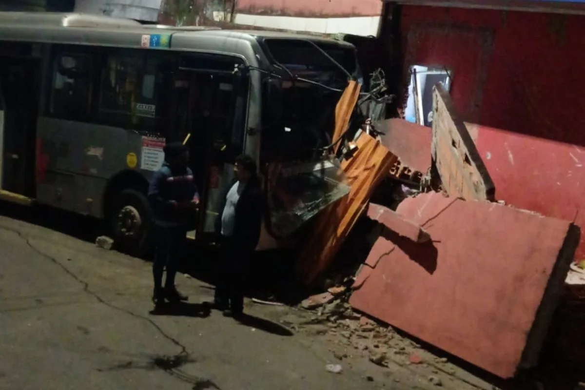Ônibus municipal após bater contra muro em Cidade Tiradentes
