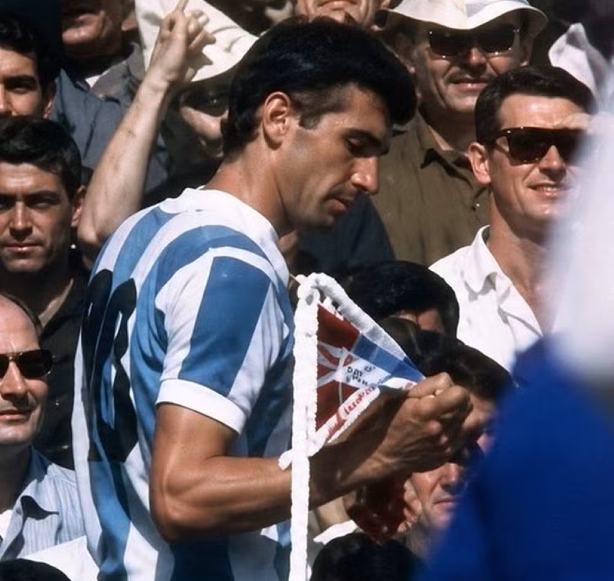 Antonio Rattín amassa uma bandeira britânica no gramado em 1966