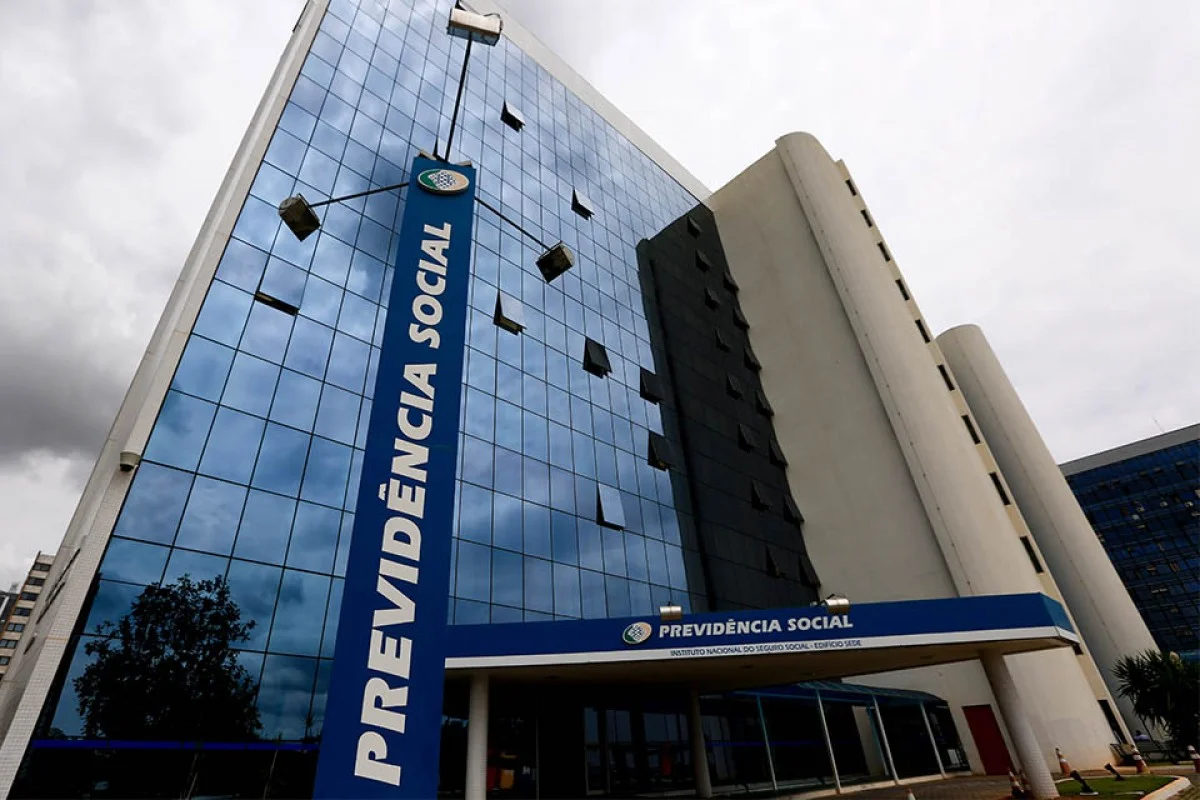 Agente da Polícia Federal com colete da corporação