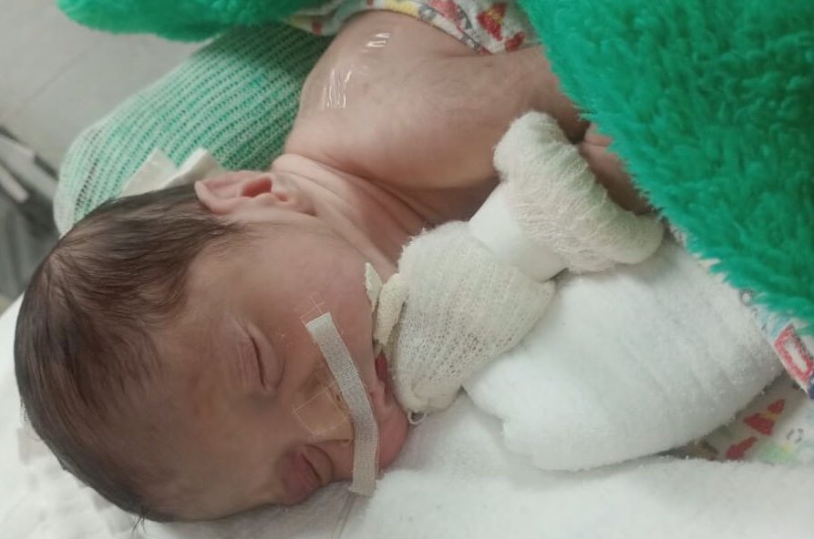 Médicos durante reportagem sobre o caso do bebê Noah