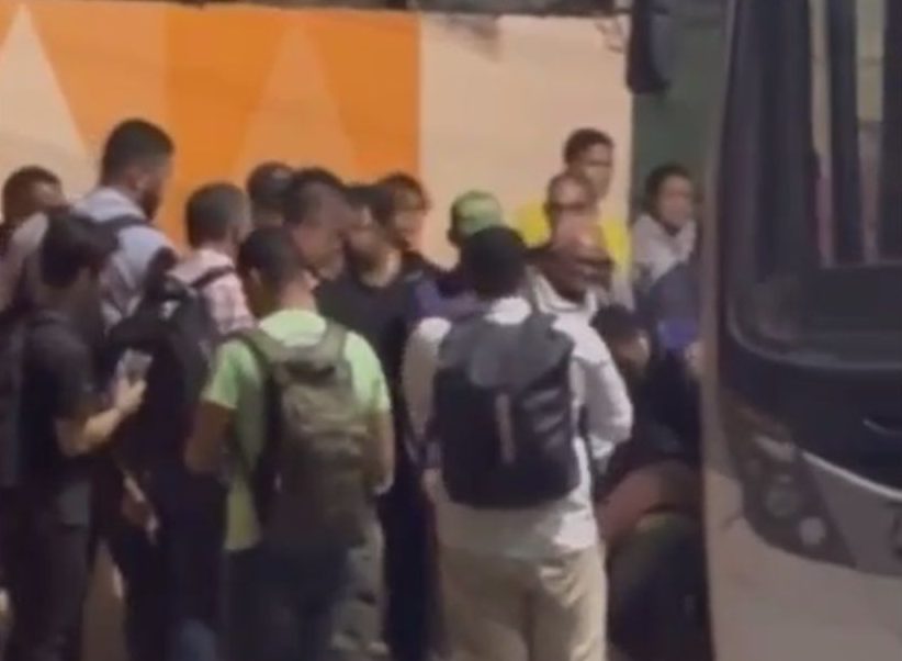 Homem cercado por pessoas após confusão em ônibus no Grande Recife