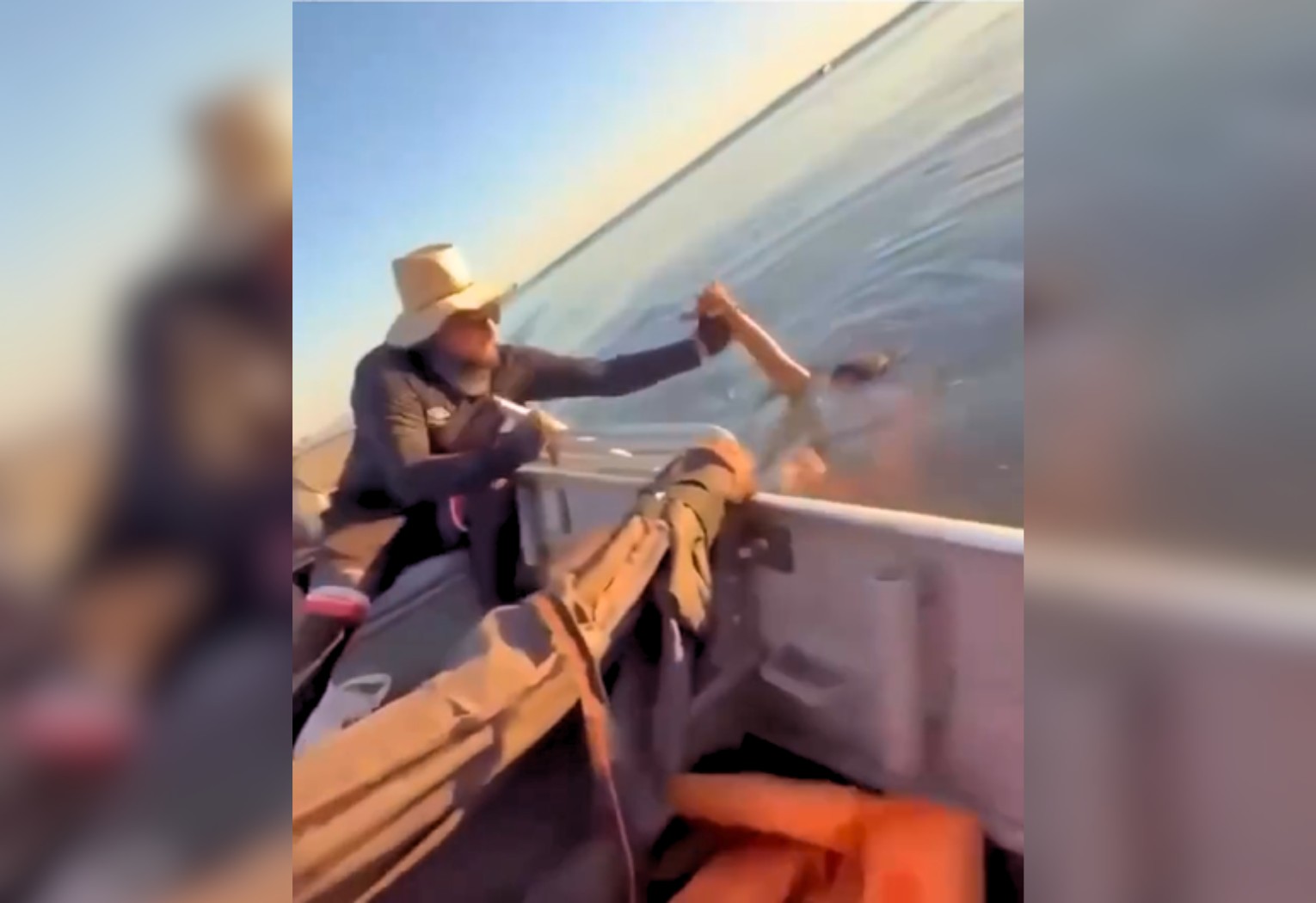 Homem exausto sendo puxado pelo braço para uma embarcação no Lago de Palmas