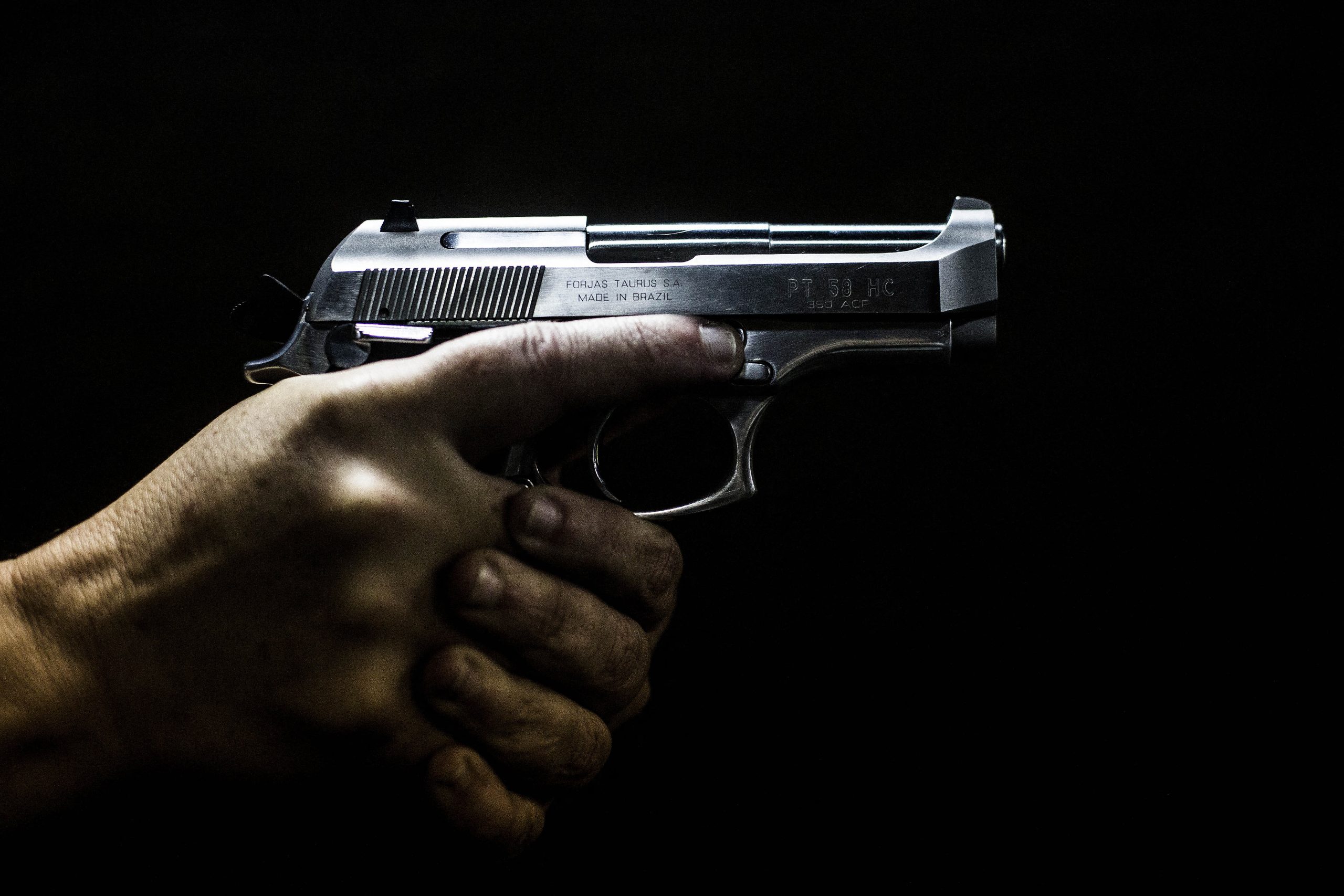 Agentes de segurança pública em área urbana