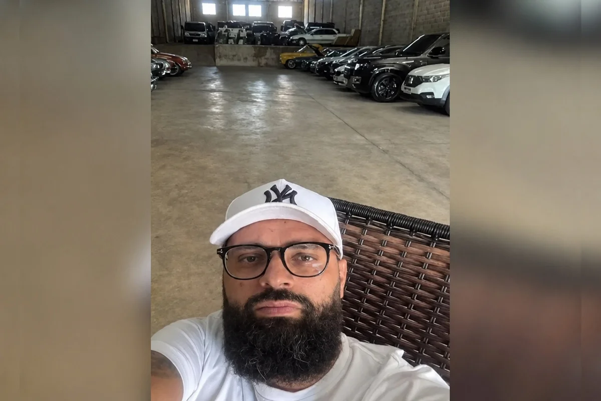 Carros de luxo em garagem