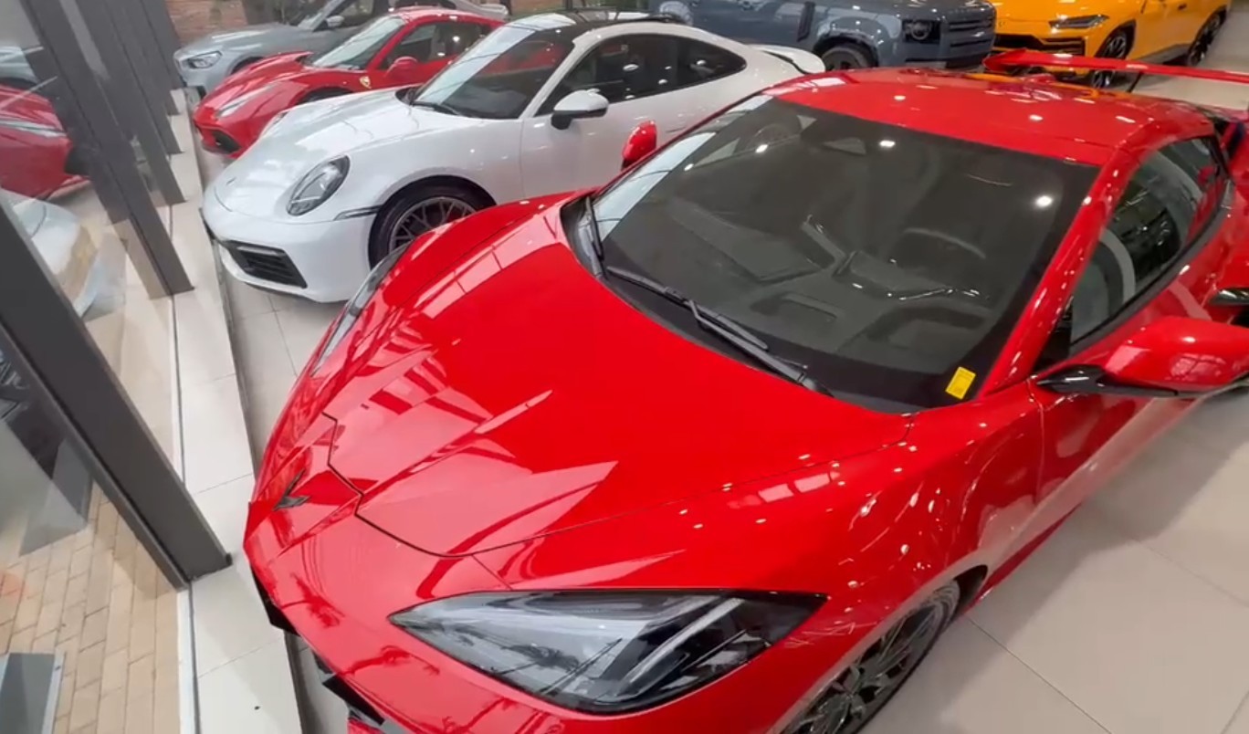 Showroom de concessionária com carros de luxo