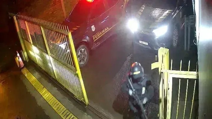 Avião em pista de aeroporto