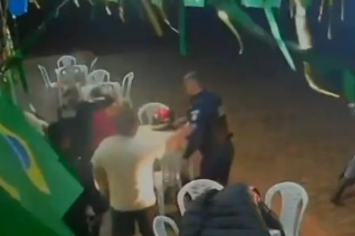 Policiais militares durante abordagem em bar no Distrito Federal
