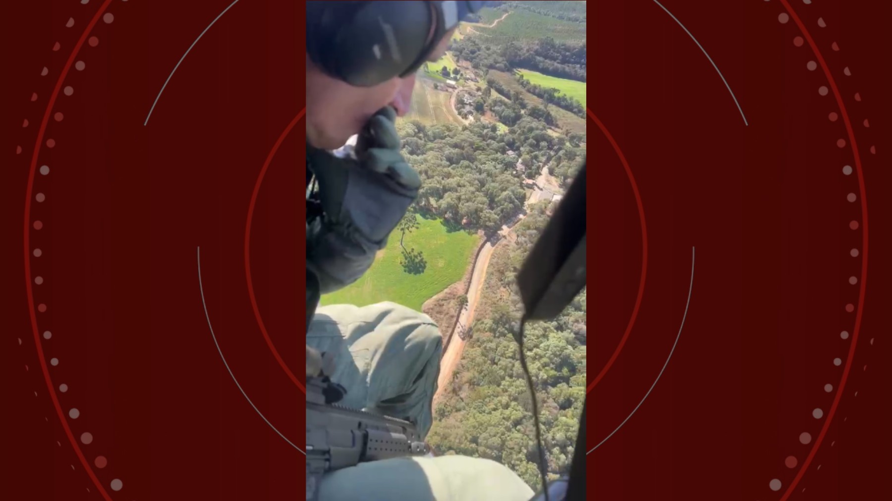 Helicóptero da Polícia Militar durante buscas em área de mata