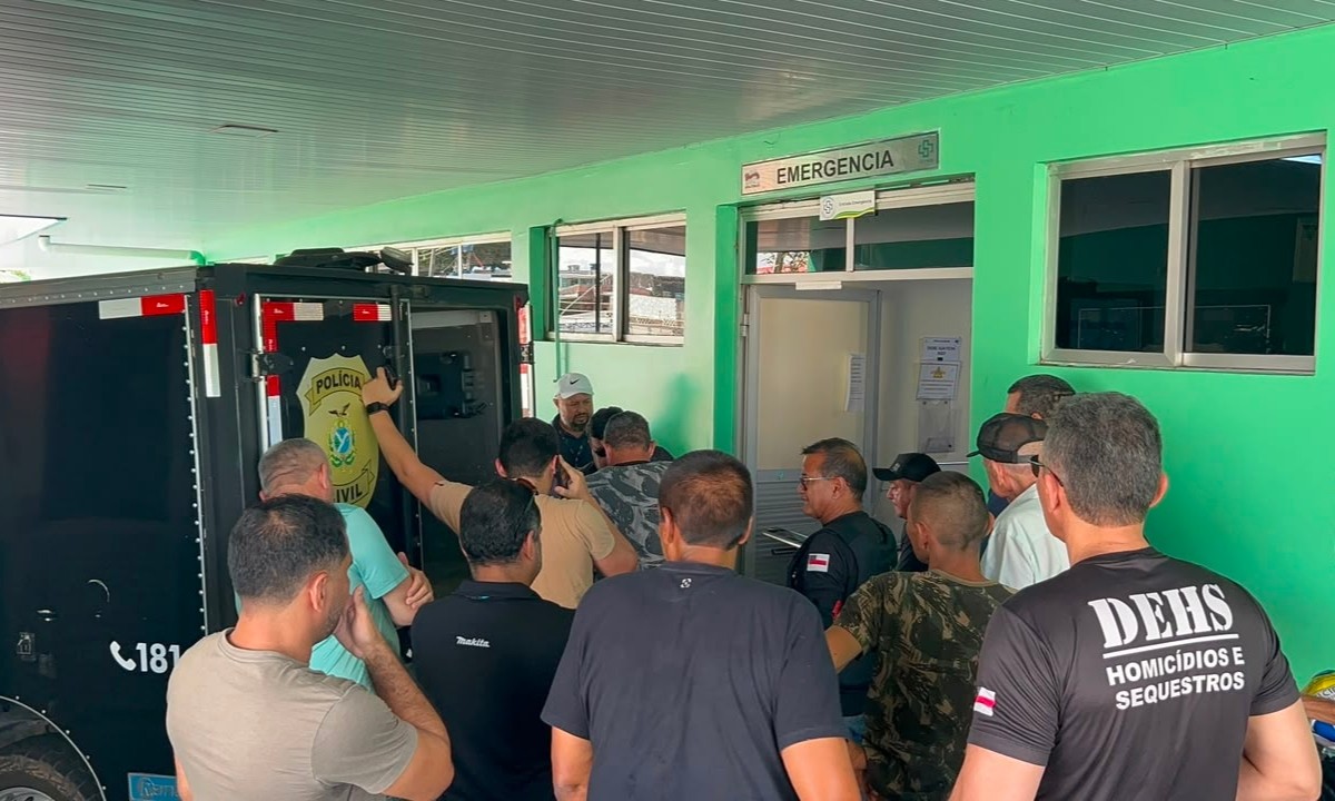 Policiais e viaturas em rua de Manaus