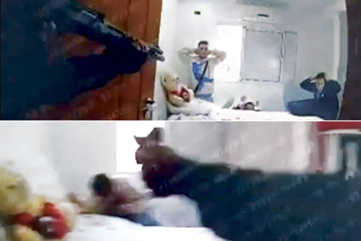 Policial armado diante de homens com as mãos levantadas em quarto de casa em Paraisópolis