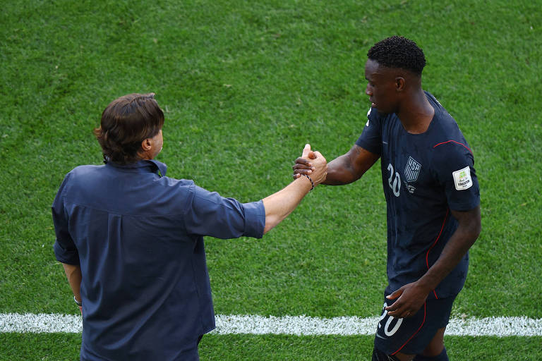 Mauricio Pochettino cumprimenta Folarin Balogun à beira do gramado