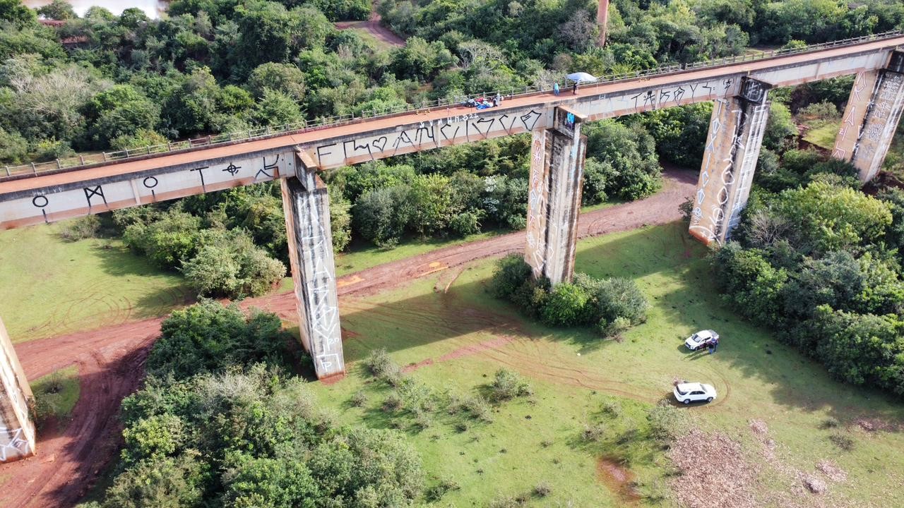 Pessoa durante salto de rope jump em ponte no interior de São Paulo