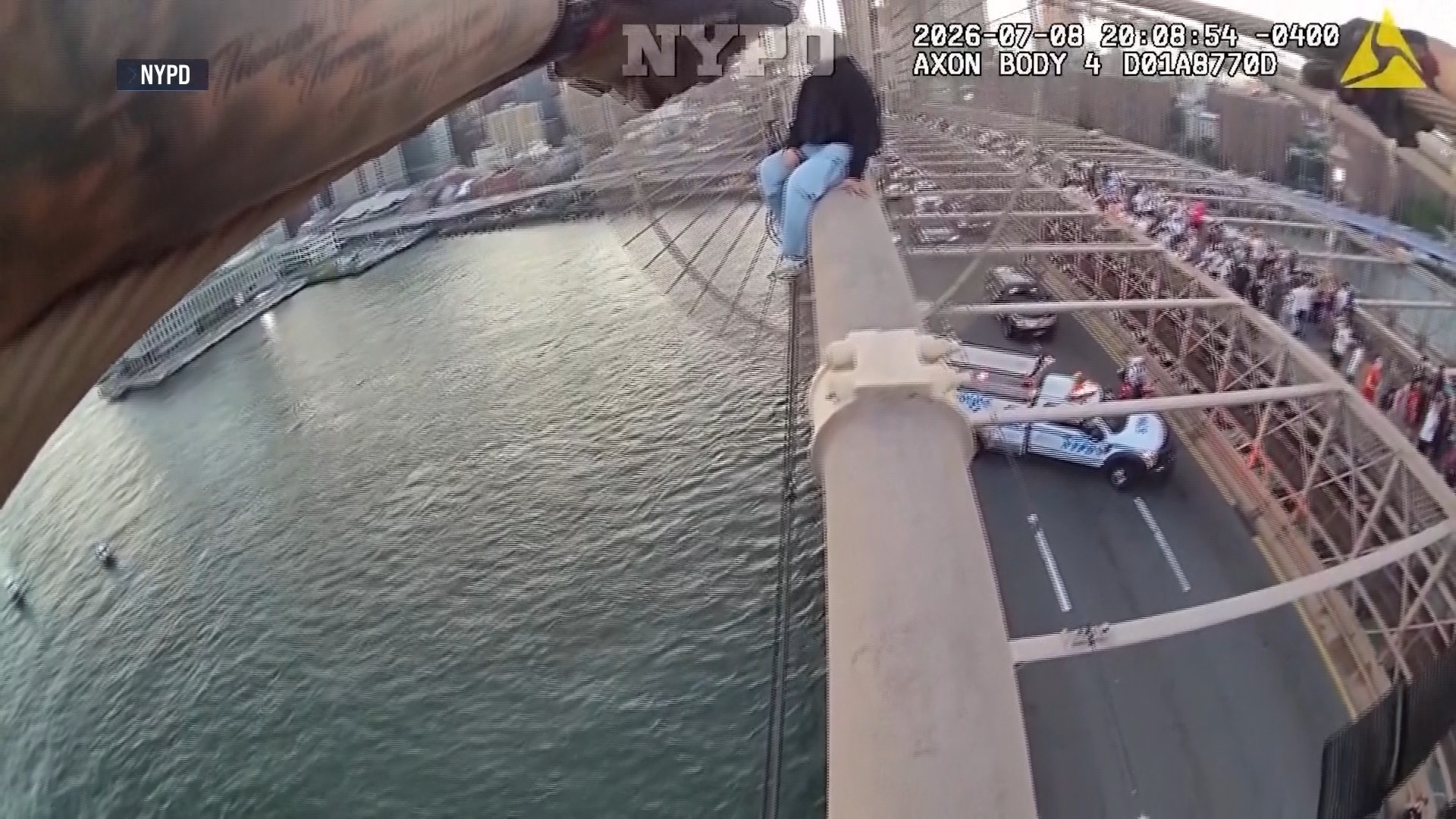 Policial conversa com mulher em cabo de sustentação da Ponte do Brooklyn
