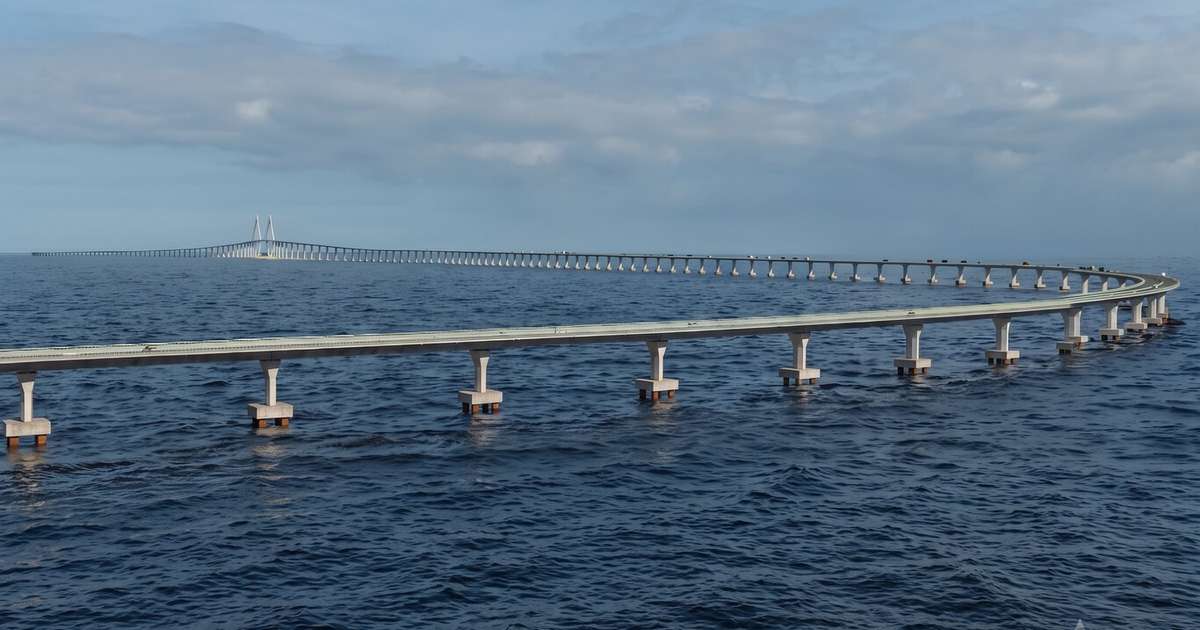 Representação visual da Ponte Salvador-Itaparica sobre o mar