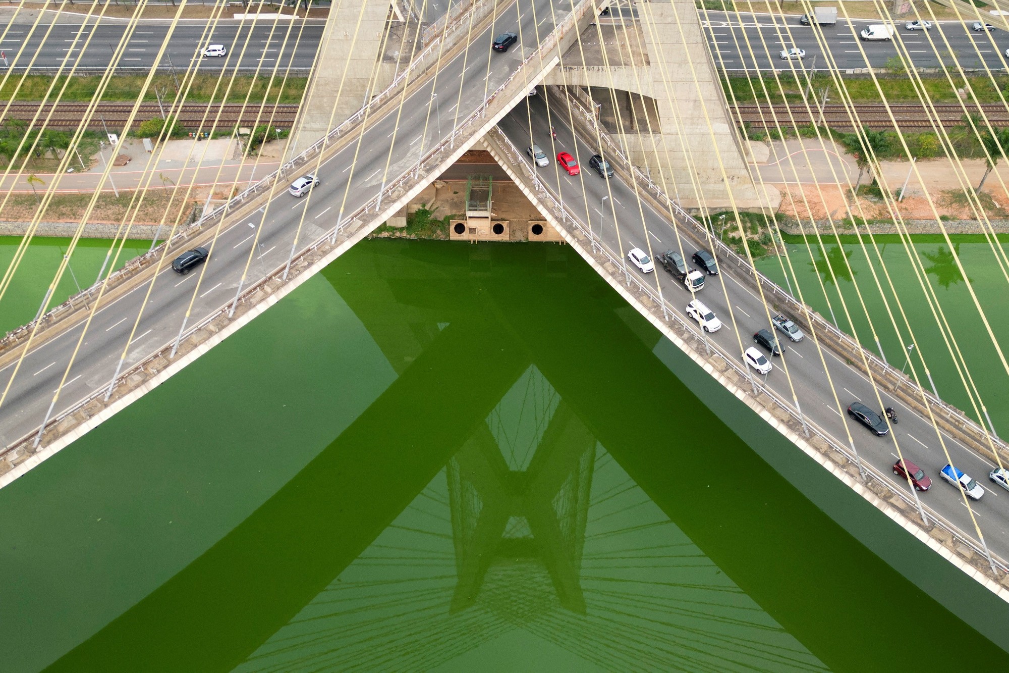 Ponte Estaiada refletida no Rio Pinheiros, em São Paulo