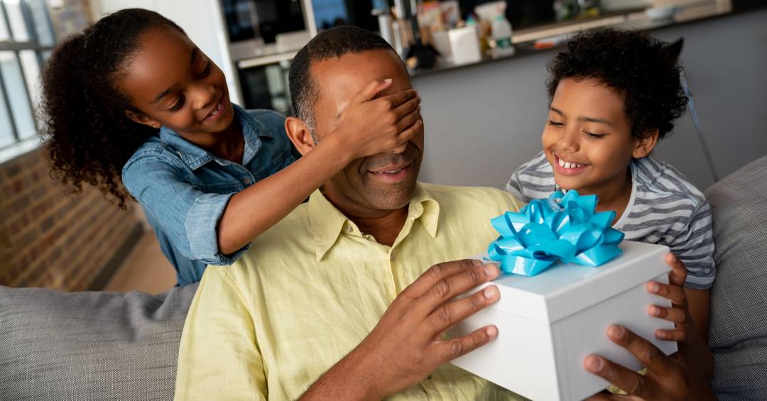 Pai e filho em celebração do Dia dos Pais
