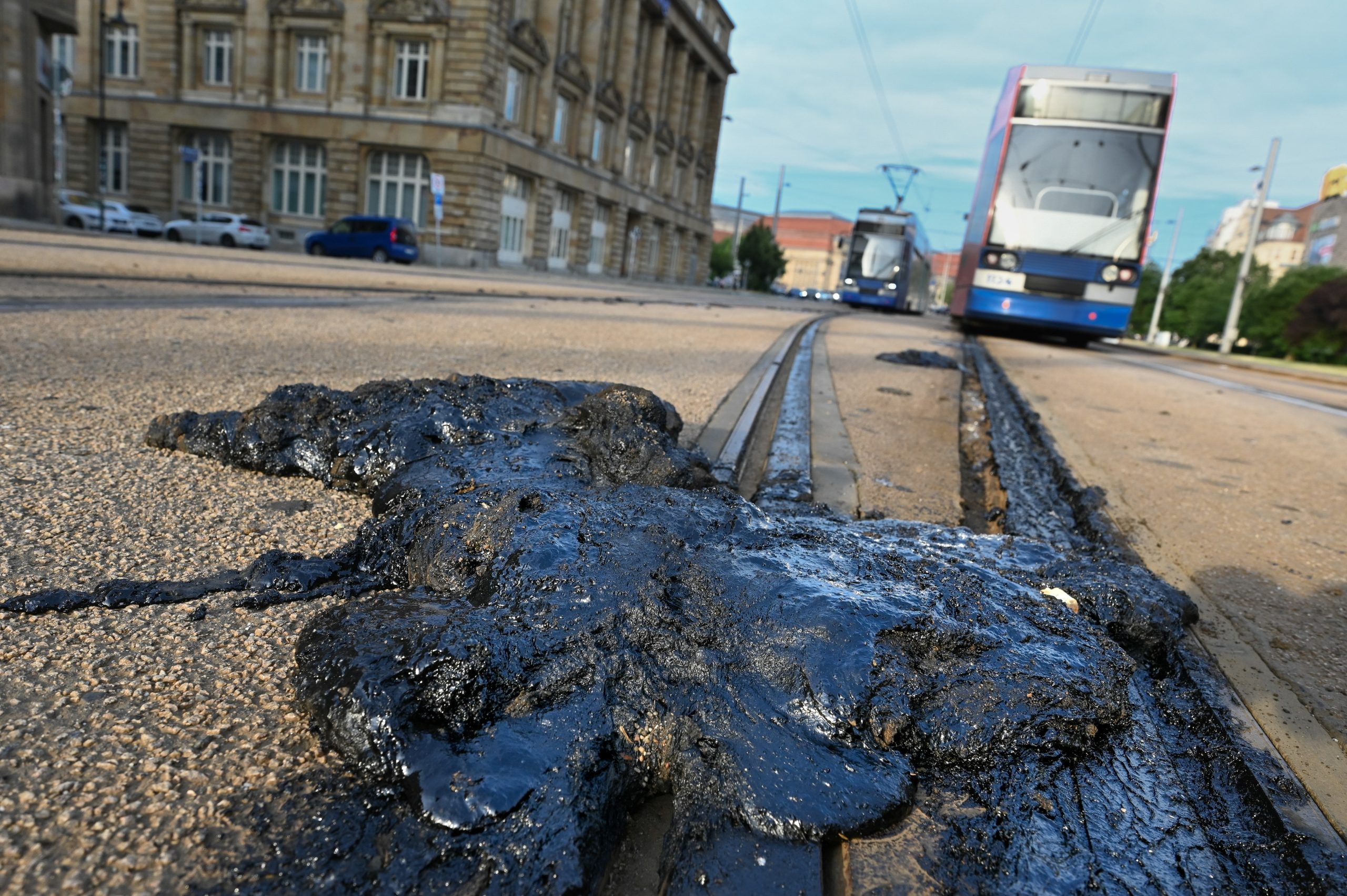 Asfalto derretido ao lado de trilhos de bonde em Leipzig, na Alemanha