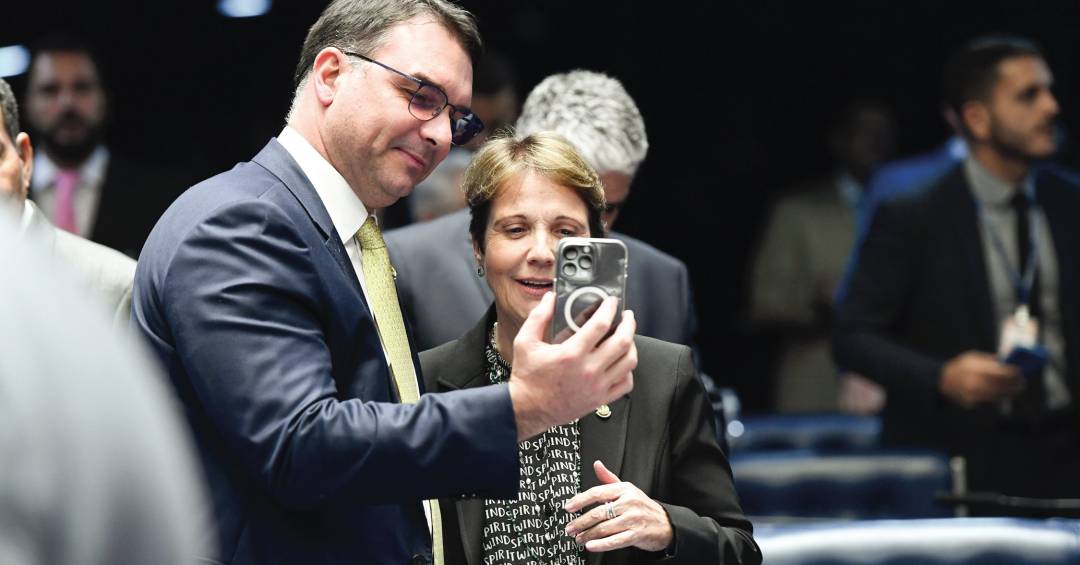 Flávio Bolsonaro e Tereza Cristina no Senado