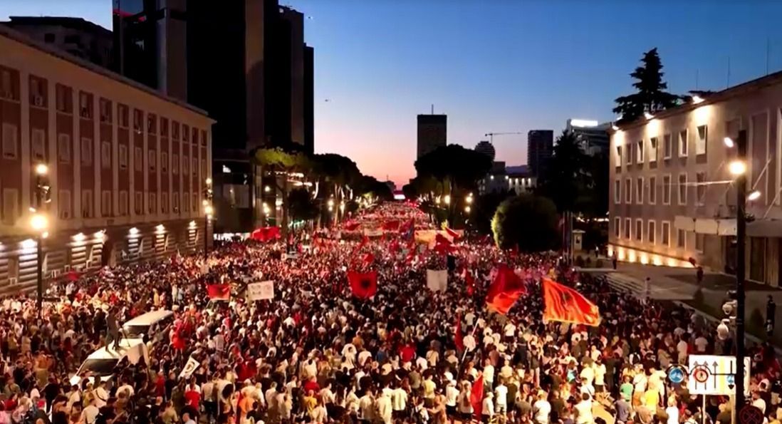 Manifestantes com bandeiras da Albânia em ato em Tirana